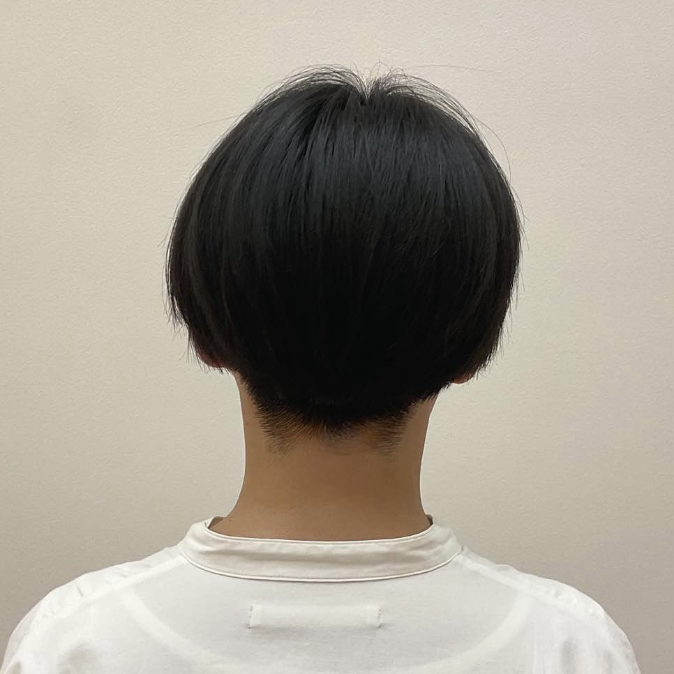 ヘナをして頭皮と髪の乾燥が落ち着いたと思うので人にすすめたいと思うが、色は好みがあるのと白髪の量によって変わるので合う合わないがありそう。色が落ちて服に着くかもしれないのは運動する時に困るかもしれない。